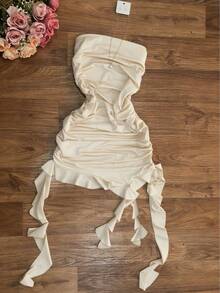 Vestido elegante de corte ajustado de unicolor con un dobladillo asimétrico con cintas. Adecuado para fiestas, vacaciones, festivales de música, Navidad. - Albaricoque - Ver 1
