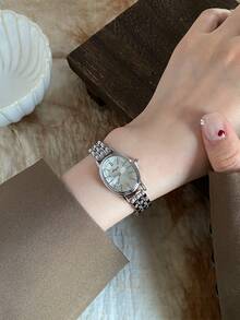 1件女款優雅金色手鍊腕錶，精巧耐用時尚方形顯示螢幕，迷人禮物，適合日常佩戴 - 銀色 - 查看 5