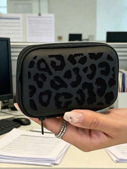 Bolsa de almacenamiento de cable de datos con carcasa dura de EVA de moda, decorada con un patrón de estampado de leopardo negro, caja de almacenamiento de accesorios tecnológicos compacta, bolsa de almacenamiento de viaje duradera, bolsa de almacenamiento multifuncional, bolsa de almacenamiento de auriculares, con cremallera a prueba de caídas, resistente y duradera, puede almacenar productos electrónicos, auriculares, discos duros, cables de datos, tarjetas y cartas de juego. Adecuada para viajes, trabajo, escuela, dormitorio y diversas ocasiones, ideal para la temporada de regreso a la escuela, viajes, vacaciones, compras, viajes de negocios y dormitorio.