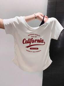 白色露肩方領 California 字母印花短袖 T-shirt 女款夏季修身顯身材辣妹風美式休閒上衣 - 白色-印花紅 - 查看 3