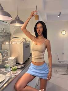 SEREN 这款新款罗纹针织吊带背心非常适合成熟女性。它是一款基础款修身无袖上衣，色调柔和，适合日常通勤、上课、休闲外出和轻商务场合。 - 卡其色 - 查看 1