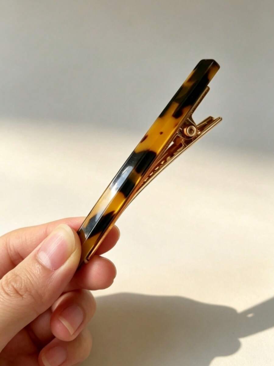 熱門韓系風格醋酸纖維髮飾，極簡扁平髮夾與側瀏海髮針。由高品質醋酸纖維片製成，質地光滑且拋光精細，堅固耐用。經典素色設計，易於搭配多種服裝。抓力牢固，能全天穩固固定瀏海與亂髮。日常髮飾，適合通勤、約會、休閒聚會及日常妝容造型，現代女性時尚實用的髮飾，髮爪 - 彩色 - 查看 1
