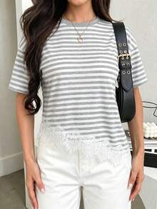 abyoxi 女款淺灰色與白色條紋對比蕾絲飾邊短袖T恤，溫柔休閒，青春亮麗，適合日常外出、居家、約會、通勤，春夏上衣 - 淺灰色 - 查看 3