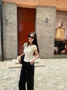 女款夏季短袖 T 恤，船領設計，修身版型，優雅米色針織上衣，休閒風格 - 杏色 - 查看 3