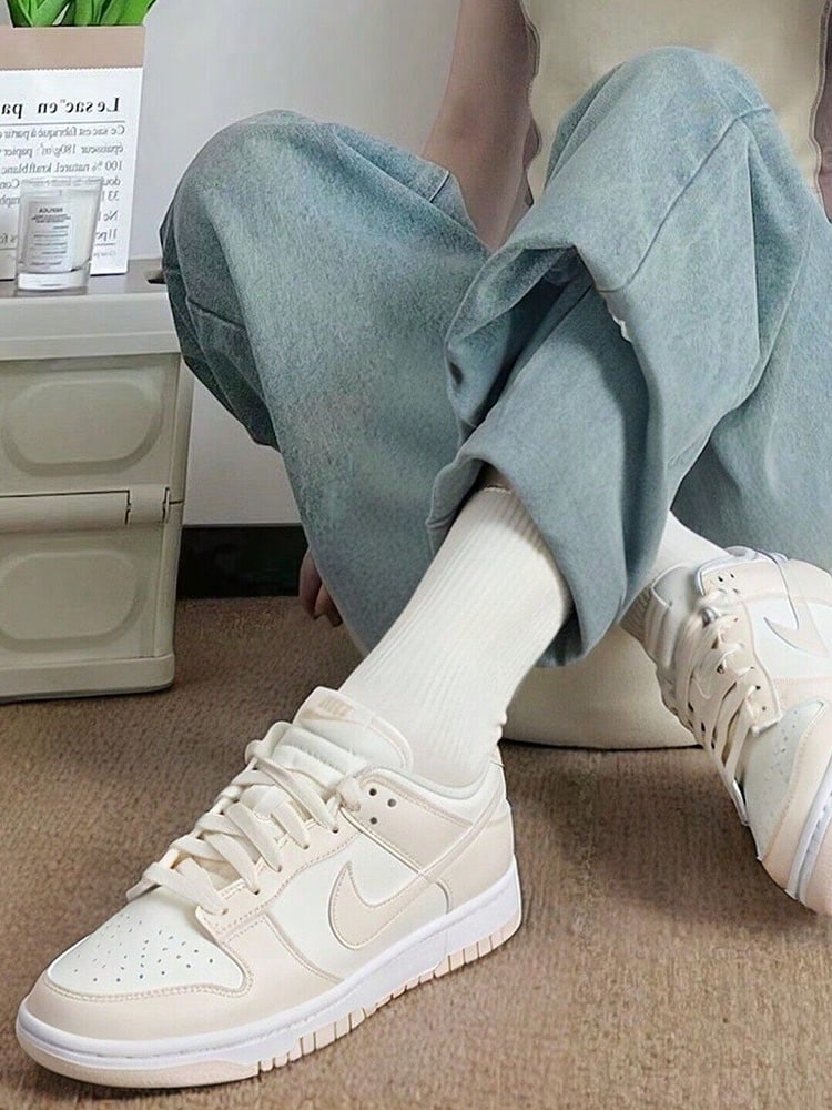 Sepatu Sneakers Nike Dunk Wanita Model Low-Top yang Nyaman, Lembut, dan Bernapas dalam Warna Beige - Krem - View 1
