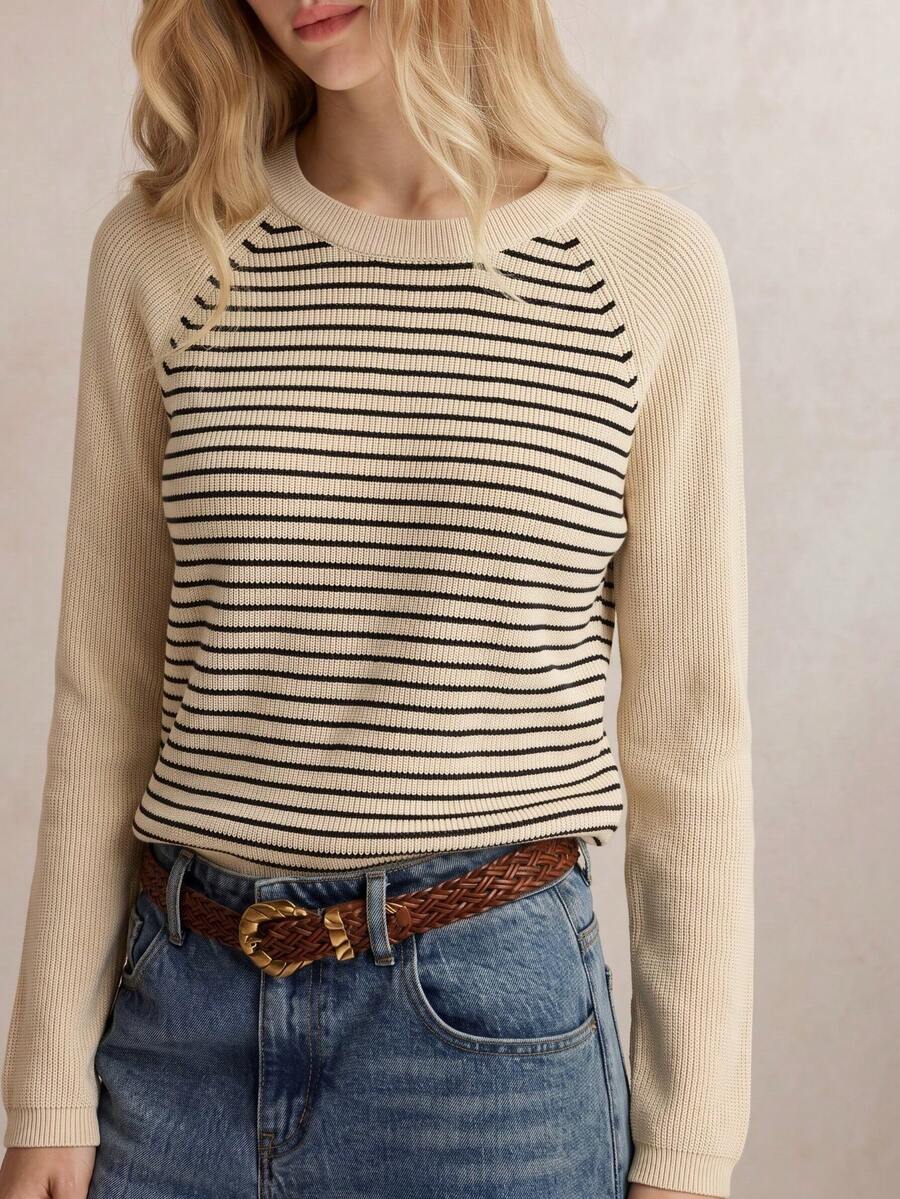 Sweater Rajut Leher Bulat Raglan Bergaris Aprikot Muda & Hitam, Pakaian Kasual Segar untuk Lapisan Dalam/Luar, Hem Bergaris Mengoptimalkan Proporsi Tubuh, Cocok untuk Musim Gugur