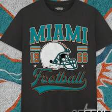 Camiseta Vintage Unisex de Fútbol Americano de Miami, Estilo Retro, Regalo para los Fans de Miami. - Negro - Ver 1