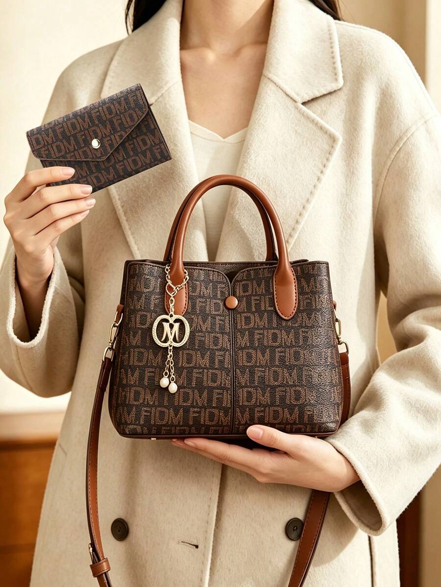 女款 2 件組深棕色 FIDM 字母圖案托特包套組,咖啡色對比 PU 上手柄斜挎包,附珍珠吊飾與配套信封式卡夾 - 棕色 - 查看 1