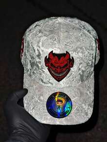 Gorra Plateada y Blanca de Terciopelo con Aplicaciones de Strass, Estilo Streetwear Urbano, Gorra de Béisbol Tipo Dad Hat Unisex Ajustable - Plateado - Ver 2