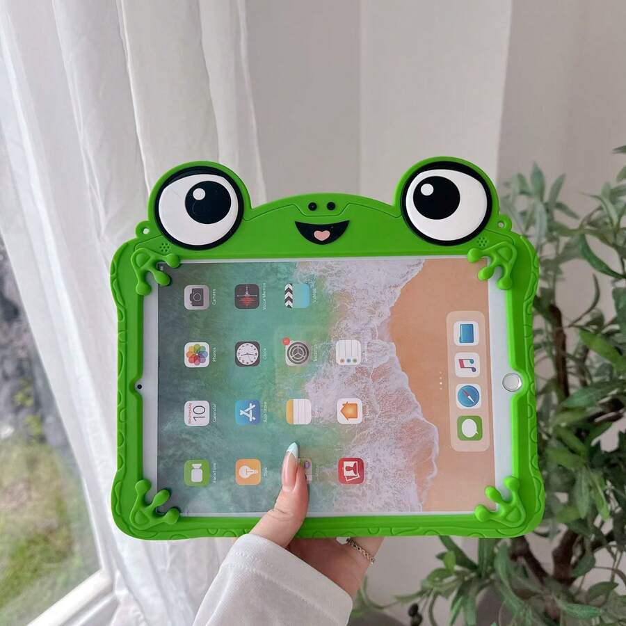 這款精緻卡通大眼青蛙矽膠保護殼適用於 iPad Air 4/5 10.9 吋、7/8/9 10.2 吋、(A16) 11 吋 (第 11 代 2025 年款)，風格可愛，非常適合返校季、情人節、新年及其他場合
