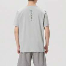 Skechers Camiseta Masculina de Secagem Rápida com Ajuste Solto, Gola Redonda e Manga Curta, Top Esportivo Versátil para Corrida e Deslocamento - Cinza - Visão 2