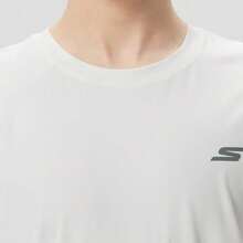 Skechers 男士快乾寬鬆版圓領短袖T恤，適合跑步與通勤的多功能運動上衣 - 白色 - 查看 4