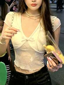 Tipsy Sweet Wine 甜美辛辣創意設計對比蕾絲短袖女款夏季T恤 - 杏色 - 查看 2