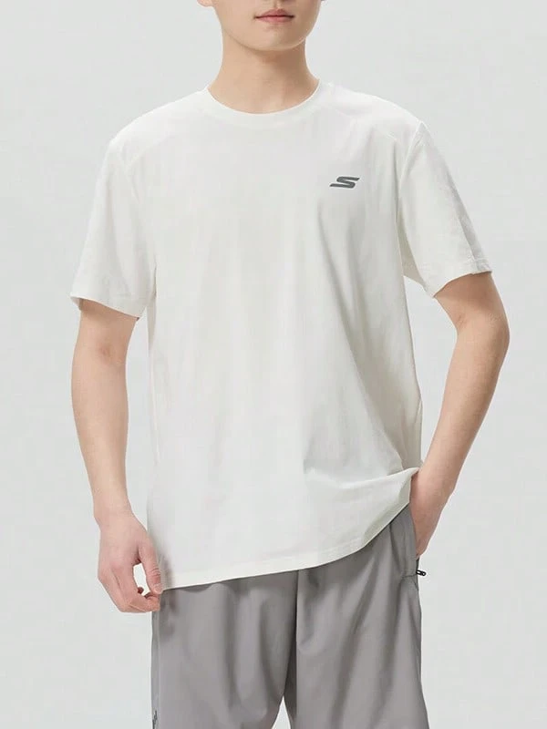 Skechers 男士快乾寬鬆版圓領短袖T恤，適合跑步與通勤的多功能運動上衣 - 白色 - 查看 1