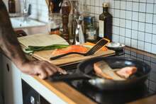 Flexibler, funktionaler Spatel für Tortillas, Pfannkuchen und Crêpes mit integriertem Halter, hitzebeständig bis 220 °C, Länge 29,5 cm, Kunststoff/Silikon, schwarz/orange - Schwarz - Übersicht 3