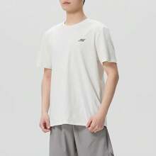 Skechers 男士快乾寬鬆版圓領短袖T恤，適合跑步與通勤的多功能運動上衣 - 白色 - 查看 2