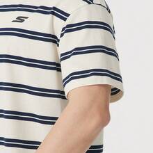 Skechers Kaos oblong lengan pendek longgar bergaris hitam putih unisex dengan logo bordir. - Putih - View 8