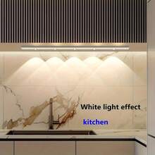 1 pezzo Luce con sensore di movimento intelligente, striscia LED ultra sottile, ricaricabile USB, dimmerabile a 3 colori, lampada da parete senza fili per cucina, armadio, mobile, scarpiera, camera da letto - striscia LED - Visualizzare 10