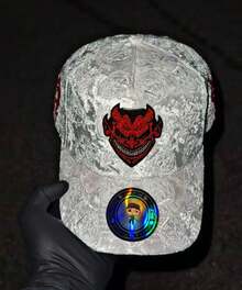 Gorra Plateada y Blanca de Terciopelo con Aplicaciones de Strass, Estilo Streetwear Urbano, Gorra de Béisbol Tipo Dad Hat Unisex Ajustable - Plateado - Ver 4