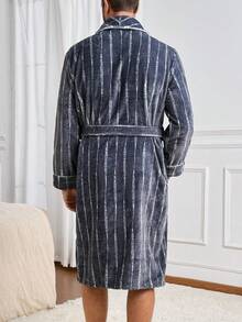 Jubah Pria Flanel Bergaris dengan Bukaan Depan dan Sabuk, Pakaian Santai Retro Musim Dingin untuk Pria dengan Kerah Syal, Potongan Longgar, Minimalis, dan Motif Garis-garis. - Dark Grey - View 2