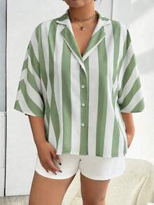 Top Casual Solta de Moda Versátil Minimalista com Listras Verde Claro para Mulheres Plus Size Primavera/Verão, Top Casual Feminino, Roupa de Férias - Verde - Visão 7