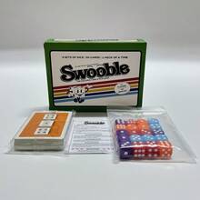 Swooble 卡牌與骰子遊戲，快節奏家庭派對遊戲，附 4 組骰子與 50 張卡牌，同步對戰競速配對，適合遊戲之夜、派對與旅行，快速設置、輕巧好玩，適合 14 歲以上 - 彩色 - 查看 4