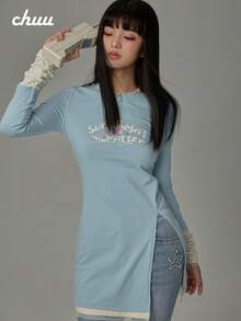 CHUU Kaos Lengan Panjang Berlapis 2-in-1 Wanita, Atasan Panjang Sedang dengan Motif Huruf Musim Gugur dan Belahan di Bagian Bawah - Baby Blue - View 1