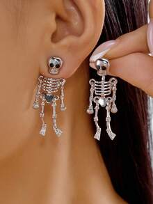 1 Pasang Anting Tengkorak Berlebihan, Hadiah Halloween, Anting Rumbai Kepala Tengkorak Panjang yang Kreatif dan Lucu - Perak - View 1