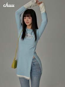 CHUU Kaos Lengan Panjang Berlapis 2-in-1 Wanita, Atasan Panjang Sedang dengan Motif Huruf Musim Gugur dan Belahan di Bagian Bawah - Baby Blue - View 3