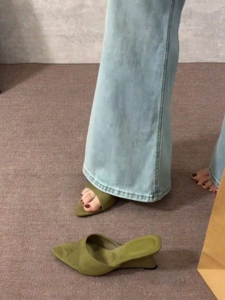 Sandal Selop Hak Wedges Ujung Lancip Bergaya Vintage untuk Wanita, Desain Niche Fashion Baru Musim Panas 2026, Sandal Selop Hak Tinggi Elegan untuk Pesta