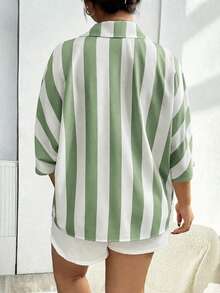 Top Casual Solta de Moda Versátil Minimalista com Listras Verde Claro para Mulheres Plus Size Primavera/Verão, Top Casual Feminino, Roupa de Férias - Verde - Visão 2