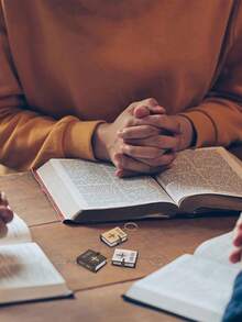 Gantungan Kunci Alkitab Mini, Gantungan Kunci Buku Miniatur Kristen, Liontin Gantungan Kunci Mobil, Suvenir Hadiah Keagamaan, Hiasan Tas, Hadiah untuk Teman dan Anggota Gereja - MultiWarna - View 6