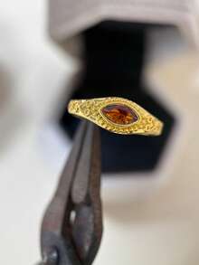 Cincin Wanita Minimalis Vintage Unik dengan Hiasan Batu Zirkonia Kubik, Cocok untuk Pemakaian Sehari-hari, Pernikahan, Liburan, dan Pesta. Hadiah Sempurna untuknya. - Emas - View 4