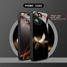 Handyhülle: Luxuriöse, realistische weiße Feder mit goldenem Reflexionsmuster, Handyhülle mit Linsenschutz für iPhone 16/16Pro/16ProMax/16Plus/15/15Plus/15Pro/15ProMax, 14/14Plus/14Pro/14ProMax, 13/13Pro/13ProMax - Schwarz - Übersicht 4