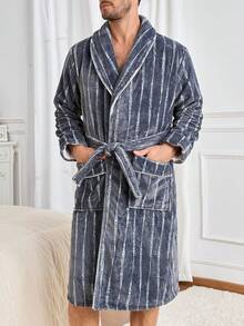 Jubah Pria Flanel Bergaris dengan Bukaan Depan dan Sabuk, Pakaian Santai Retro Musim Dingin untuk Pria dengan Kerah Syal, Potongan Longgar, Minimalis, dan Motif Garis-garis. - Dark Grey - View 6