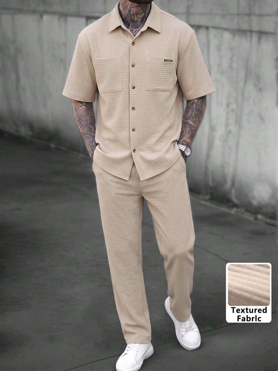 2 piezas Conjunto casual para hombre, camisa de manga corta con botones de resina en el cuello y pantalones largos con cordón, tela de poliéster texturizada, bolsillos dobles + logotipo distintivo, unicolor clásico