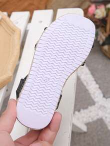 1 Pair Black Wedge Platform Sandals For Teen Girls, Minimalist Beach Vacation Style, Girls' Summer Sandals (Runs Small), Solid Color Straw Woven Kids' Sandals, Suitable For Holiday And Daily Wear - Black - View 7
