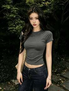 1件女款短袖T恤，修身版型，圓領針織面料夏季上衣 - 深灰色 - 查看 3
