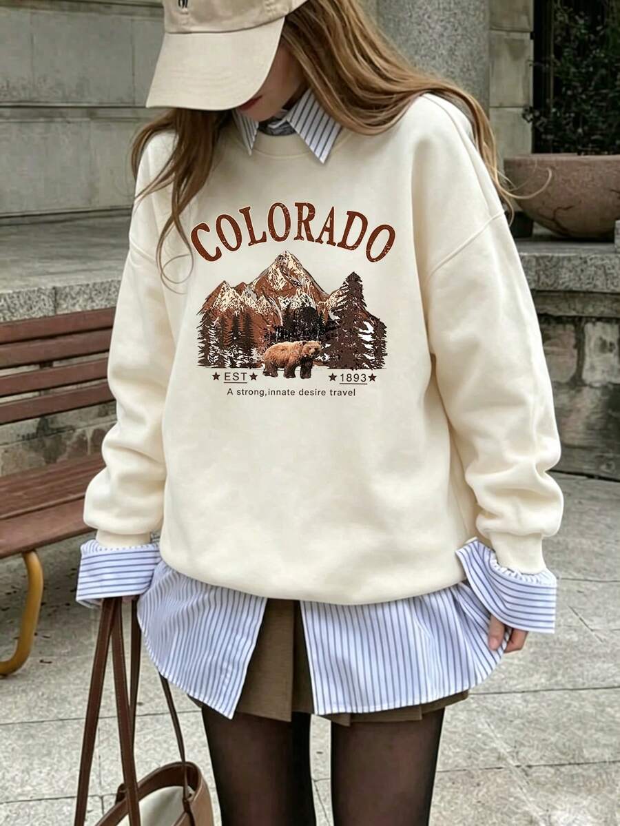 Colorado Mountain Brown Bear Print Crew Neck Sweatshirt, Wilderness Travel Graphic Pullover, American Outdoor Camping Casual Long Sleeve, Western Adventure Vibe Everyday Versatile Top