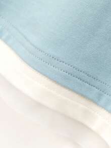 CHUU Kaos Lengan Panjang Berlapis 2-in-1 Wanita, Atasan Panjang Sedang dengan Motif Huruf Musim Gugur dan Belahan di Bagian Bawah - Baby Blue - View 10