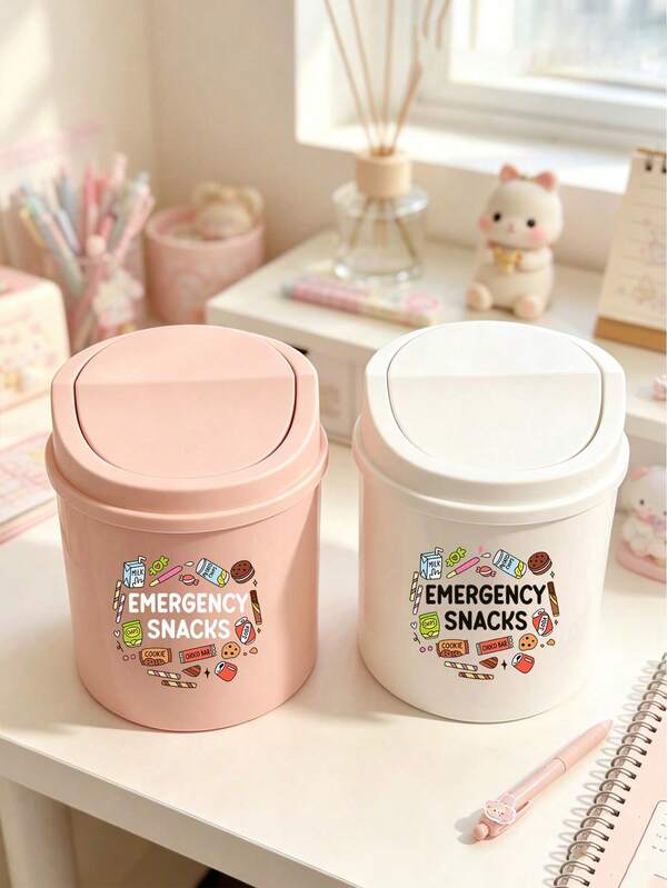 Mini Desktop/Car Trash Can With Lid, "Emergency Snack" Letter Print, Plastic Rotating Top Trash Can, No Power Cylindrical Waste Paper Basket, Cream Color Bow Storage Box Student Desktop Stationery Organizer, Home Sundries Storage Basket, Suitable For Home, Office, Kitchen, Bedroom Vanity, Dining Room, Living Room Decor, Durable Plastic, Wedding Bride Gift, Mother's Day Gift, Birthday Gift, Holiday Souvenir, Back To School Gift, Graduation Gift, Makeup Tool Storage,Bedroom Room Decor,Back To School