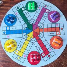 27 pièces Plateau de jeu 6 joueurs Grande taille 34cm/13,39 pouces - Comprend : 1 plateau de jeu rond, 24 dés 6 couleurs, 2 dés. Plateau de jeu de dés classique, convient pour 6 joueurs, avec pièces de jeu 6 couleurs - Soirée de jeu, Noël et Halloween - Échecs internationaux Piste rapide et plateau de jeu 6 joueurs - Plateau de jeu de dés classique avec pièces de jeu - Multicolore - Voir 11