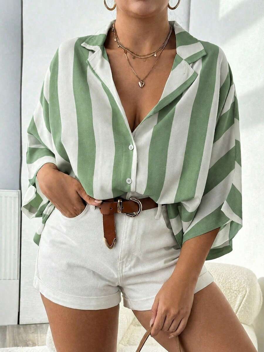 Top Casual Solta de Moda Versátil Minimalista com Listras Verde Claro para Mulheres Plus Size Primavera/Verão, Top Casual Feminino, Roupa de Férias - Verde - Visão 1