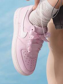 Sepatu Sneakers Nike Air Force 1 Retro Premium Nyaman dan Bernapas untuk Wanita, Warna Pink Muda - Berwarna merah muda - View 1