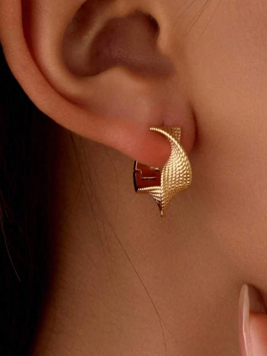 1pc Luxury Elegant Design Creative Geometric Wave Texture Earrings - Yellow - View 1