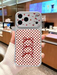 1 Peça Capa de Telefone com Placa Traseira de Laço Xadrez Vermelho & Branco + Moldura Prateada com Estampa de Cereja, Capa Magnética com Abertura, Proteção Total Anti-Queda, Estilo Vintage Coquette Feminino, Adequado para Dia dos Namorados, Dia da Melhor Amiga, Aniversário, Natal, Volta às Aulas, Presente de Páscoa, Compatível com iPhone 17, Compatível com iPhone 17 Pro, Compatível com iPhone 17 Pro Max - Prata - Visão 2