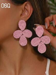 OOQ 1 Pair Minimalist 4-Petal Flower Water Drop Handmade Raffia Earrings, Elegant Fresh Solid Color Exaggerated Versatile Women's Earrings, Suitable For Daily Wear And Any Holiday Gift - Pink - View 1