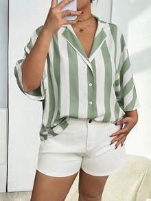 Top Casual Solta de Moda Versátil Minimalista com Listras Verde Claro para Mulheres Plus Size Primavera/Verão, Top Casual Feminino, Roupa de Férias - Verde - Visão 9