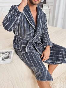Jubah Pria Flanel Bergaris dengan Bukaan Depan dan Sabuk, Pakaian Santai Retro Musim Dingin untuk Pria dengan Kerah Syal, Potongan Longgar, Minimalis, dan Motif Garis-garis. - Dark Grey - View 4