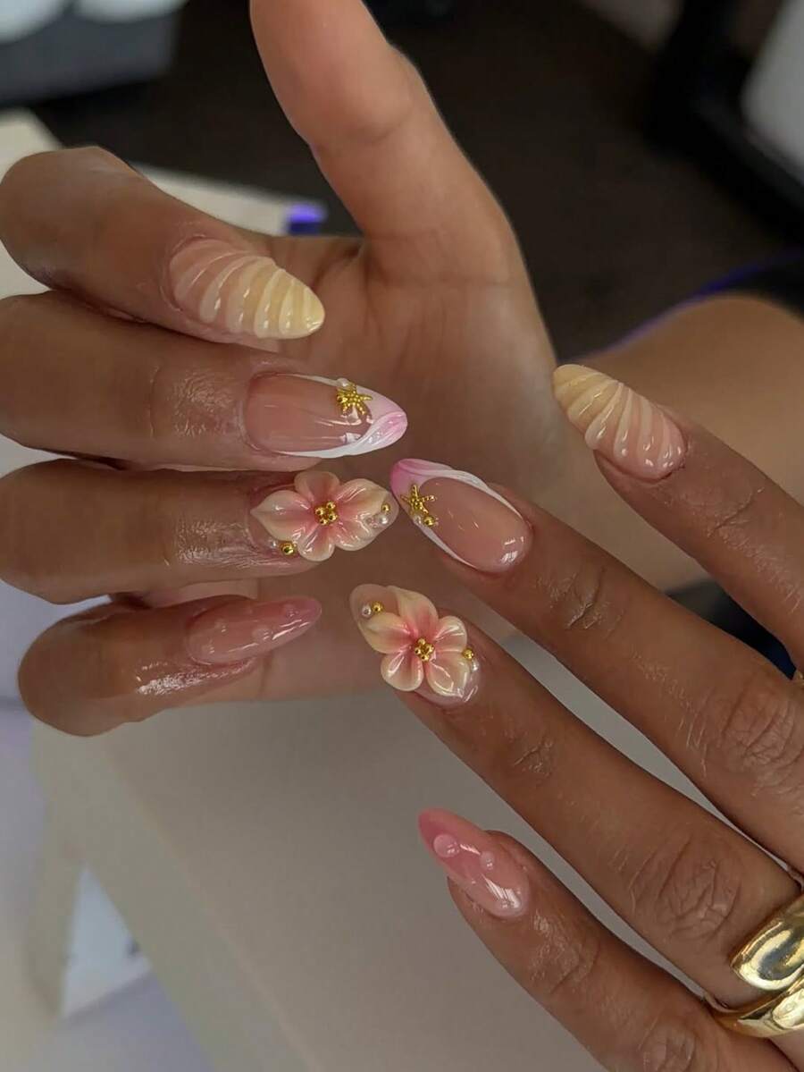 24片短杏仁形夏季法式風格美甲貼片,3D花朵水滴貝殼美甲設計,可愛合金壓克力穿戴甲,凝膠美甲套組(含1片果凍膠與1片美甲锉),適合女性日常配戴、約會與派對 - 彩色 - 查看 1